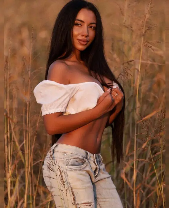 Escort Model Ava