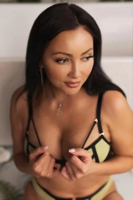 Escort Model Briola
