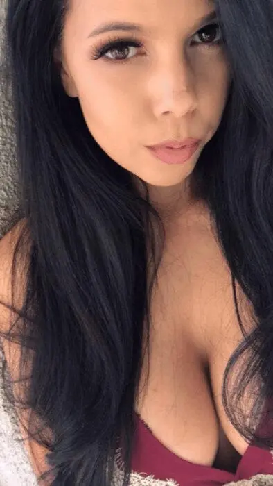 Escort Model Creella