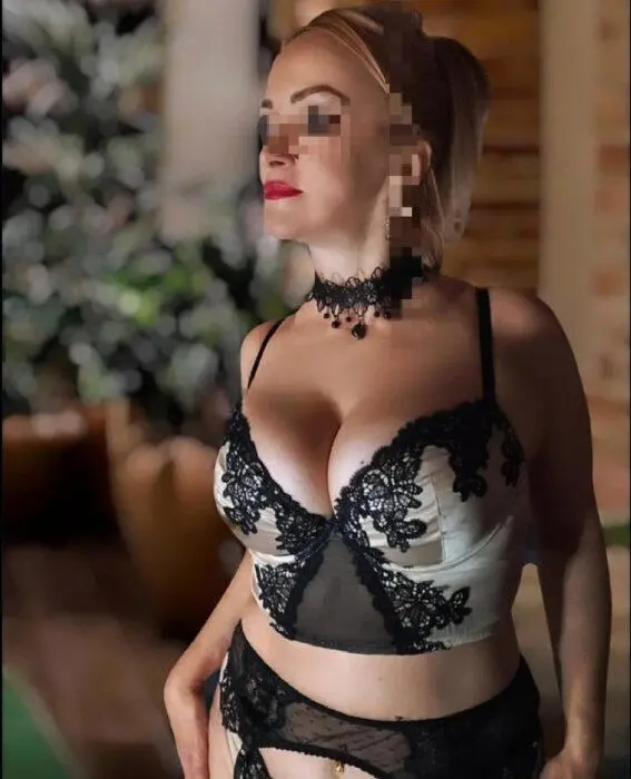 Escort Model Manuela Golden