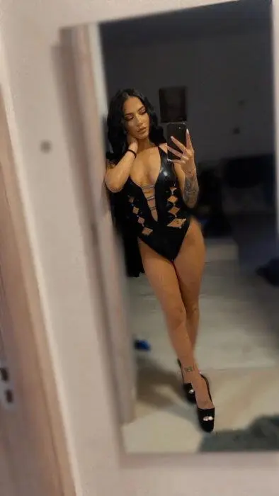 Escort Model Monisia