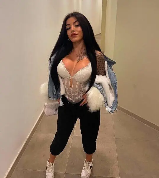 Escort Model TEYLOR